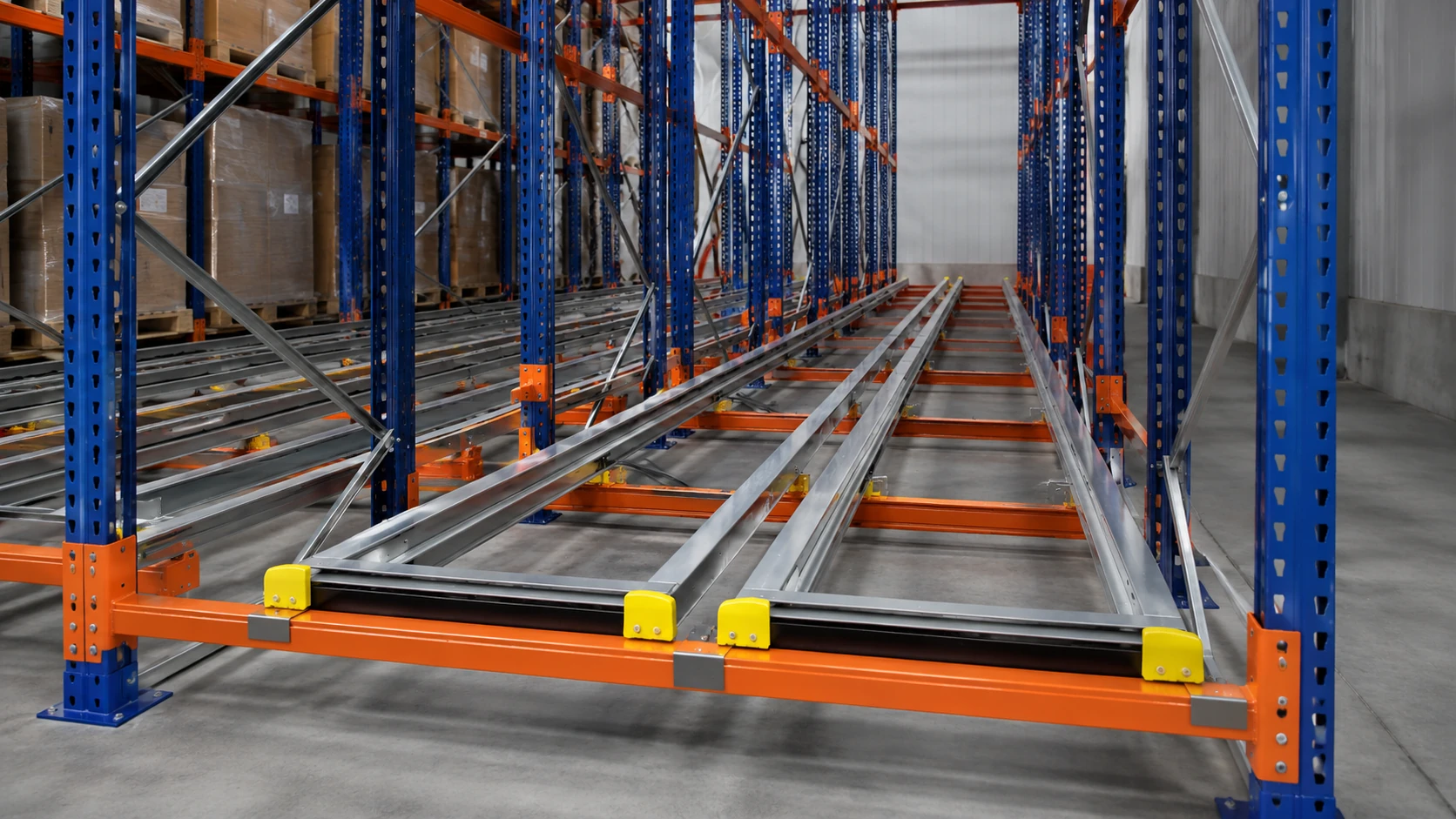 Sistema di scaffalature push back industriali con guide per stoccaggio intensivo di pallet in magazzino