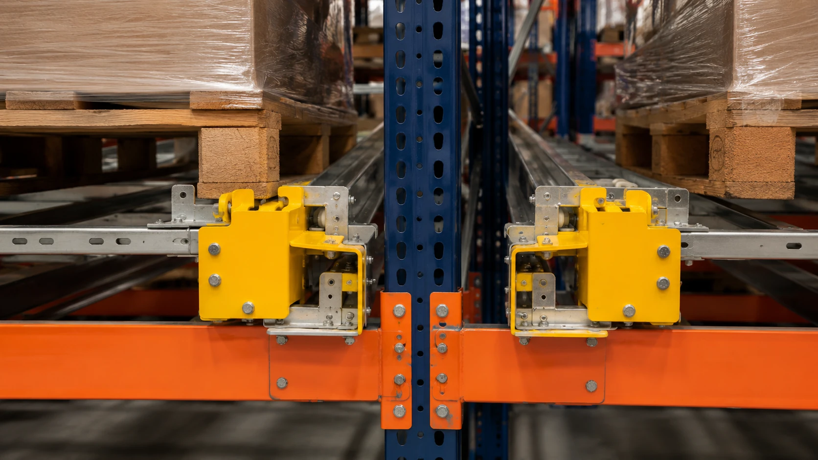 Dettaglio frontale di scaffalature Push Back con carrelli gialli ad alta visibilità per sicurezza operativa